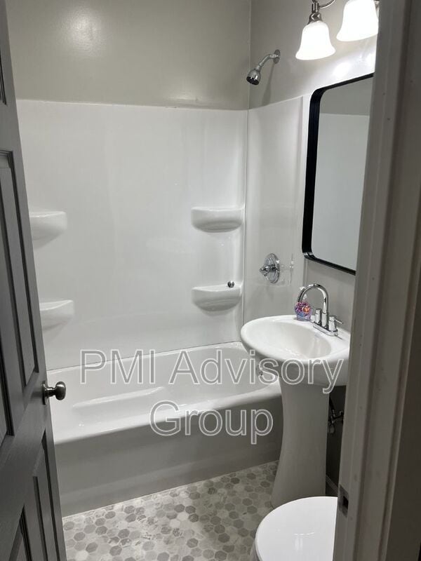 Building Photo - 2618 SE Adams St