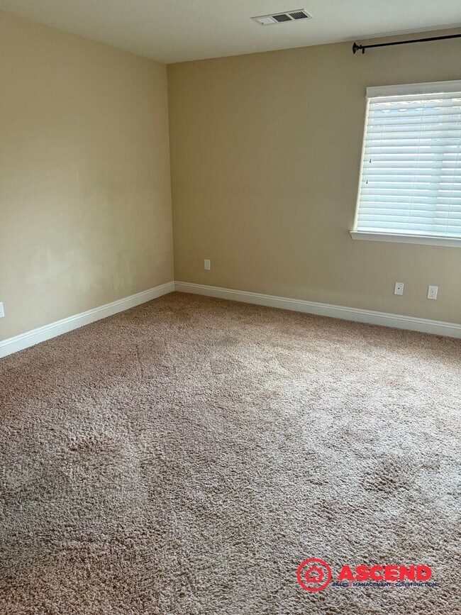 Building Photo - Stunning 4 bedroom + office in Seven Oaks!