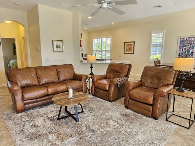 Building Photo - Seasonal Short-Term 3 Bedroom 2 Bathroom Heated Pool Home located in Venetian Club & River Club!