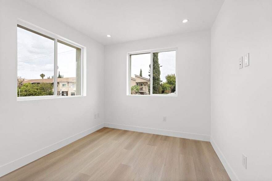 Building Photo - 10742 Hortense St