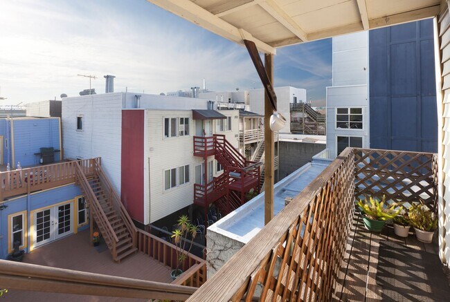 Building Photo - Two Bedroom Condo in SOMA with Yard, Parking, and W/D.