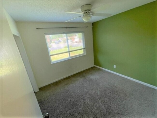 Building Photo - 1825 Vista Creek Dr