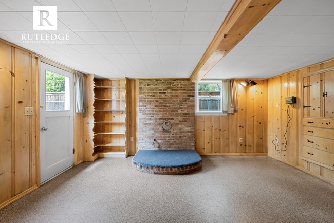 Building Photo - East Medford Charm