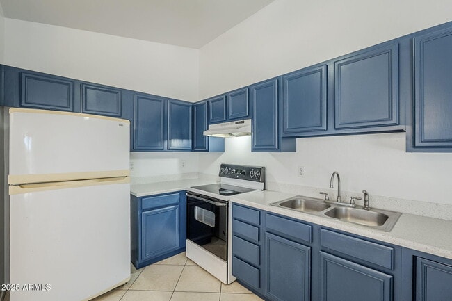 Building Photo - 678 S Silver Dr