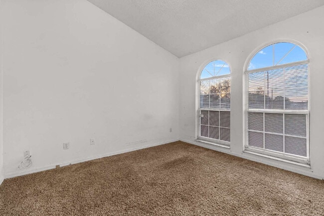 Building Photo - 3BR, 2BA available now in Silver Springs Shores