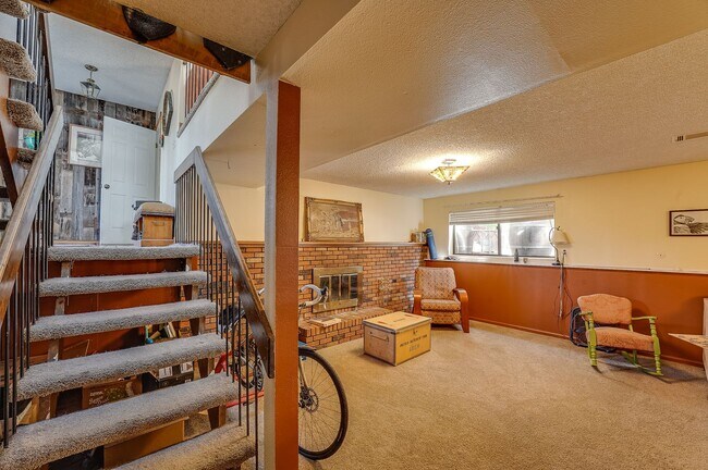 Building Photo - 4 bed, 2 bath Home in Central Fort Collins