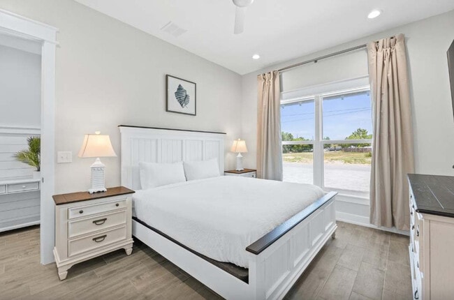 Building Photo - 322 E Lakeshore Dr