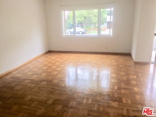 Building Photo - 914 3rd St