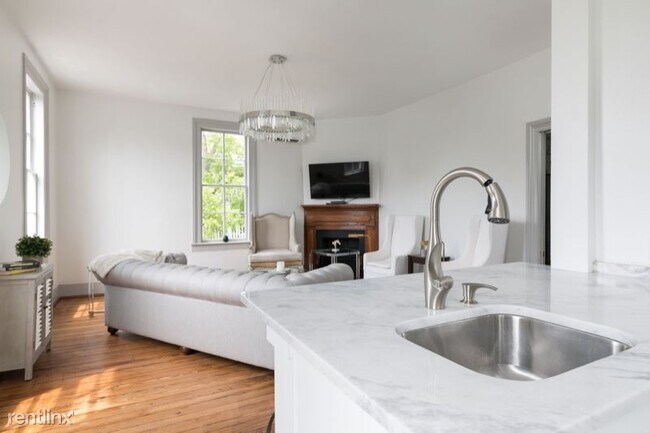 Building Photo - 1 br, 1 bath Condo - 20 Limehouse B Unit B