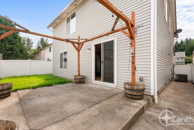 Building Photo - HALF OFF 2ND MONTHS RENT! Fully Updated 4 ...