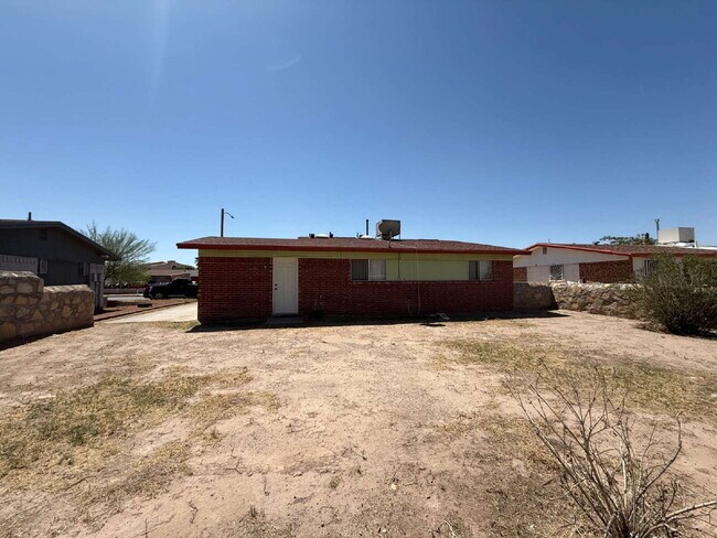 Building Photo - 955 Versailles Dr