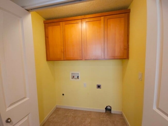 Building Photo - 662 Rosemary Way