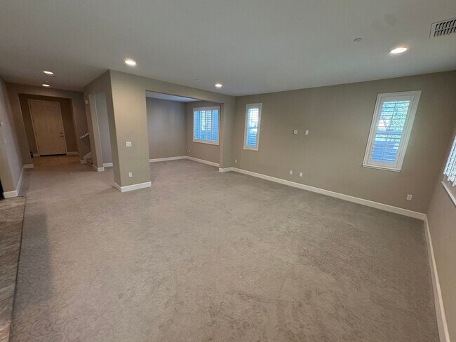 Building Photo - Spacious 4 Bed 3 Bath Tracy Home