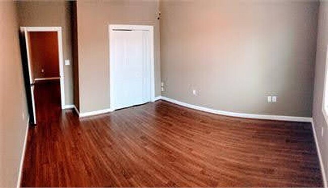 Building Photo - Townhouse in Forest