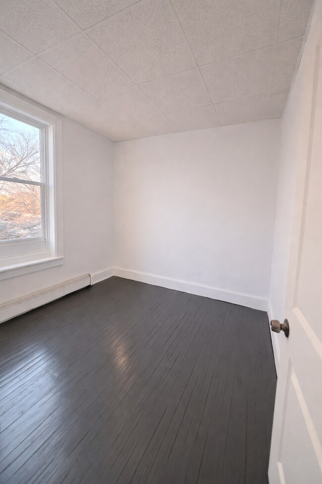 Building Photo - 32 Douw St