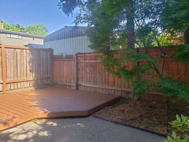 Building Photo - Wonderful John's Landing Updated Townhouse...