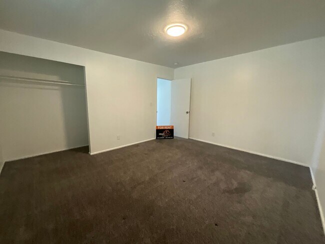 Building Photo - 718 30th St