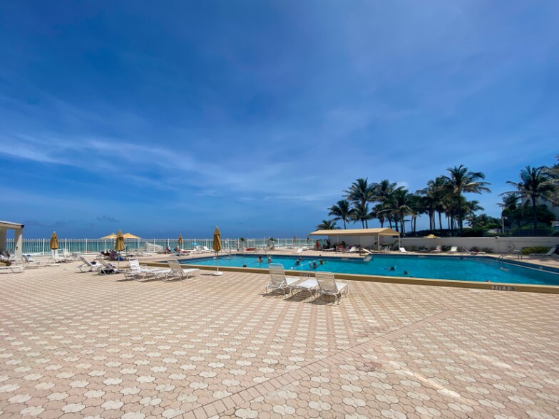 Building Photo - 3505 S Ocean Dr