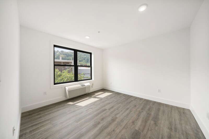 Building Photo - 242 Spring St