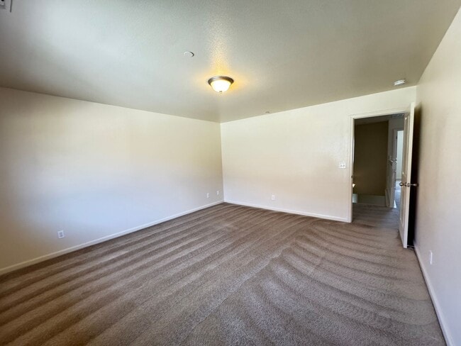 Building Photo - 3 bed 2.5 ba townhouse - Yuba City