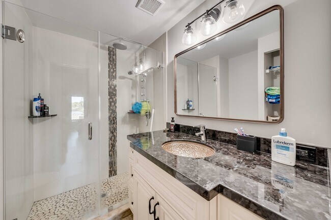 Building Photo - 2250 Buttonwood Ave