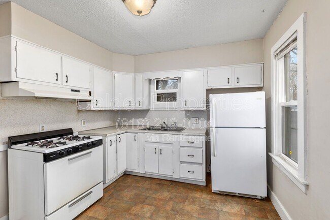 Building Photo - 950 Merritt St SE