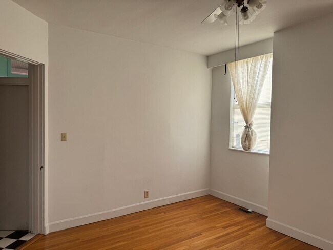 Building Photo - 2340 Grandview Ave