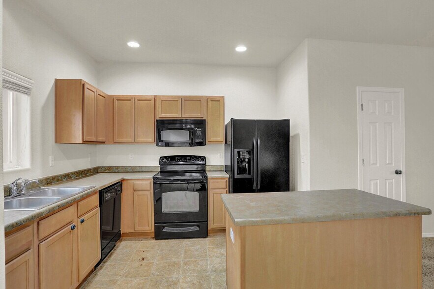 Building Photo - Updated 2-Bed Townhome Just Minutes from F...