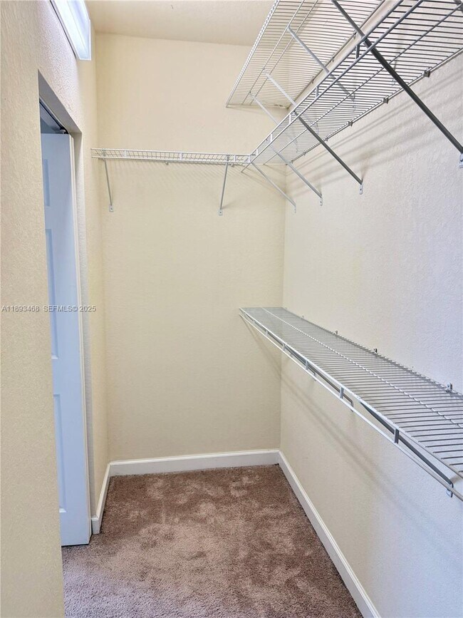 Building Photo - 3219 SE 5th Ct