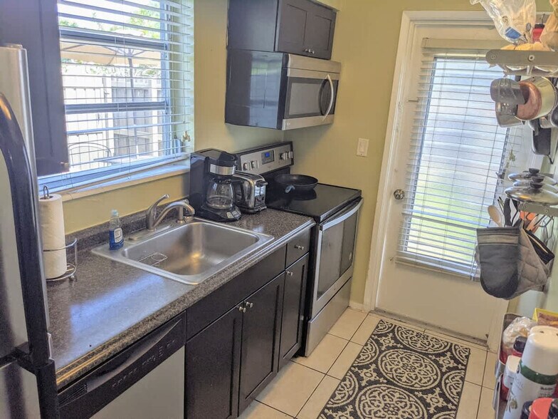 Building Photo - 2225 NE 14th Ave