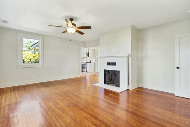 Building Photo - Great location