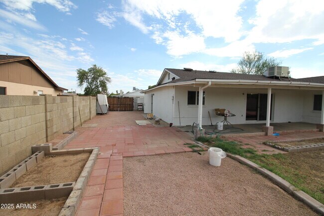 Building Photo - 626 W Paseo Way