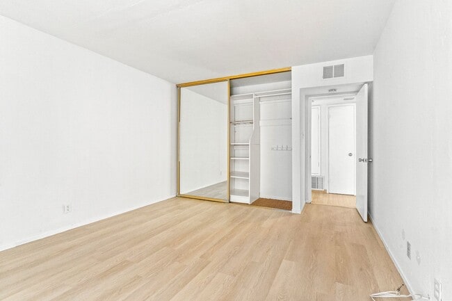 Building Photo - Lake Merritt Living: 1 Bed Condo with Pool...