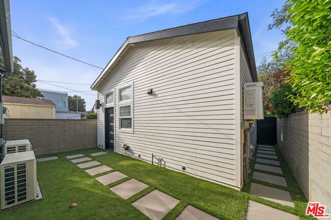 Building Photo - 841 Oxford Ave