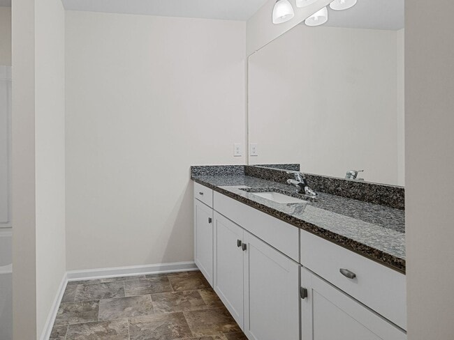 Building Photo - Beautiful 4 BR, 3.5 BA, 2 Car Garage Home ...