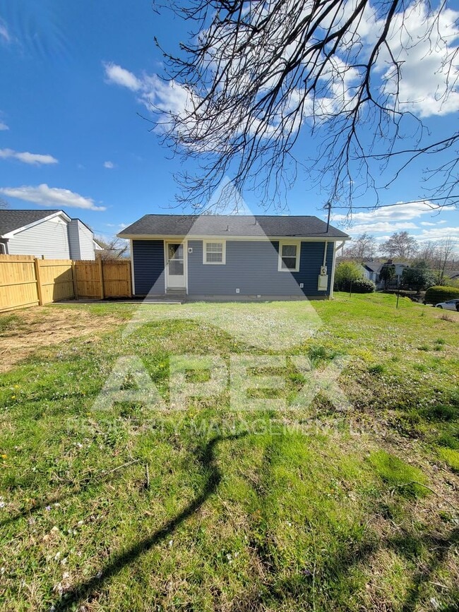 Building Photo - Renovated - 2 Bd 1 Ba Single Family home in North Knox close to downtown!