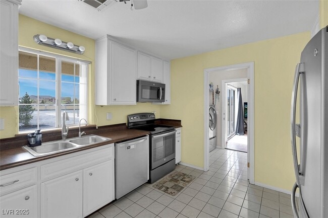 Building Photo - 1800 Red Rock Dr