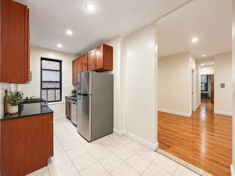 Building Photo - 30 Dongan Pl