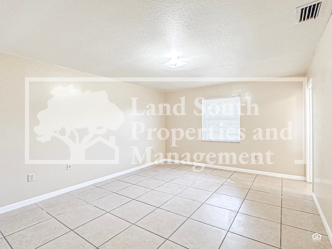 Building Photo - 2527 Crystal Lake Acres Dr