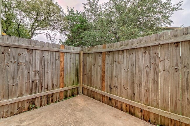 Building Photo - 400 Hedgewood Dr