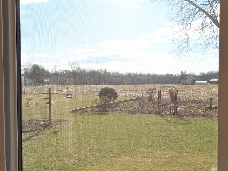 Building Photo - 1357 E Oregon Rd