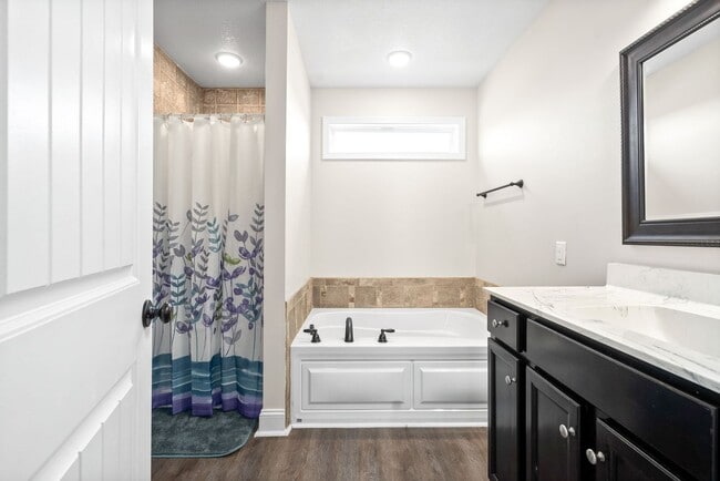 Building Photo - Pet Friendly Three Bedroom with Bonus!