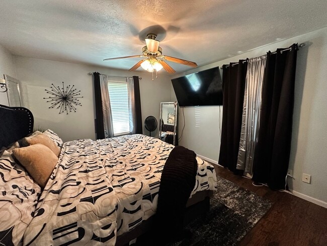 Building Photo - 3 bedroom, 2 Full Bathroom Single Family H...