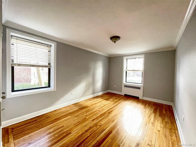 Building Photo - 321 Larchmont Acres