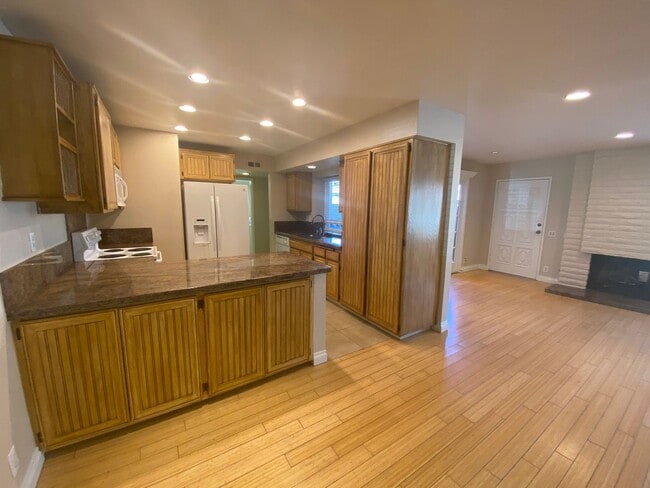 Building Photo - Lovely Townhome in Rancho Bernardo!