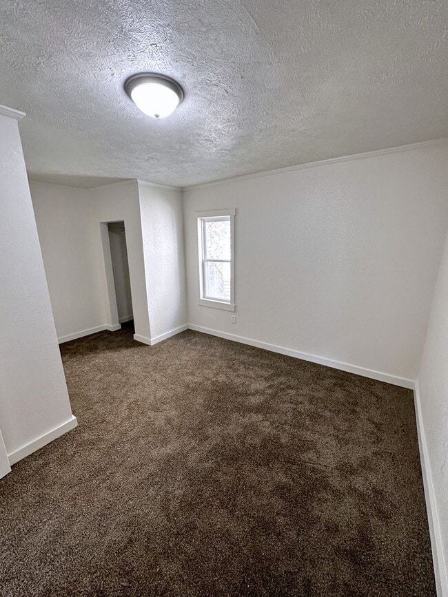 Building Photo - Totally Updated and Renovated 2 Bedroom Ho...