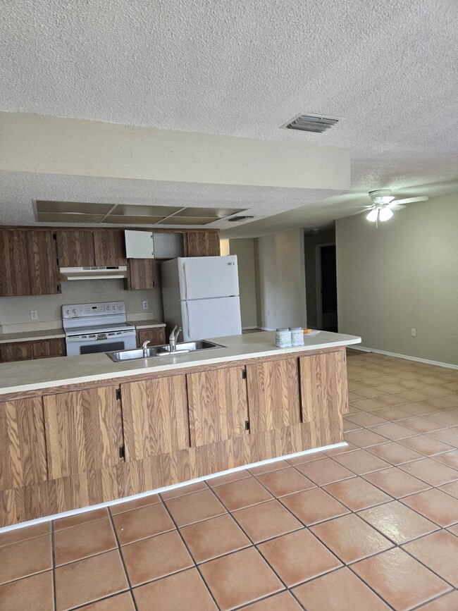 Building Photo - Beautiful 3-bed, 2-bath available today!