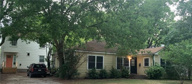 Building Photo - 1604 Water St