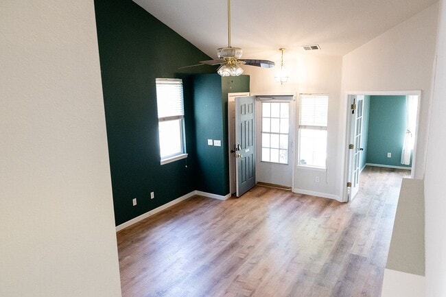 Primary Photo - 462 Chambers Way