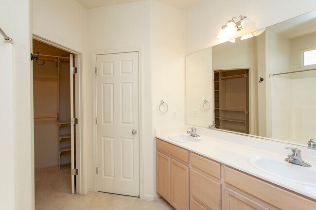 Building Photo - Move-In Ready Sparks Home with 2 Car Garage